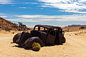 Ein verlassenes Auto, das 1934 bei einem Diamantenraub in Aus Vista, Namibia, Afrika, abgeschossen wurde