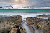 Haukland Beach mit launischem Himmel, Lofoten, Nordland, Arktis, Norwegen, Europa