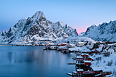 Sonnenaufgang im Winter, Reinefjord, Moskenesoya, Lofoten, Arktis, Norwegen, Europa