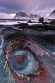 Das Teufelsauge am Strand von Uttakleiv, Vestvagoy, Lofoten, Nordland, Arktis, Norwegen, Europa