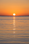 Goldener Sonnenaufgang über dem Meer von Kreta, Rethymno (Rethymnon), Kreta, griechische Inseln, Griechenland, Europa