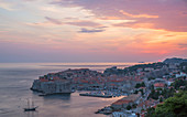 Blick über die Altstadt (Stari Grad), UNESCO-Weltkulturerbe, vom Hügel über der Adria, Sonnenuntergang, Dubrovnik, Dubrovnik-Neretva, Dalmatien, Kroatien, Europa