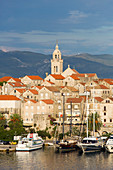 Blick über den Hafen in die Altstadt, Yachten am Kai festgemacht, Korcula Town, Korcula, Dubrovnik-Neretva, Dalmatien, Kroatien, Europa