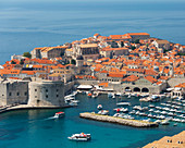 Blick über die Altstadt (Stari Grad), vom Hügel über der Adria, Dubrovnik, UNESCO-Weltkulturerbe, Dubrovnik-Neretva, Dalmatien, Kroatien, Europa