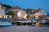 Blick über den beleuchteten Hafen zu den Villen mit Blick auf die Bucht von Kotor, Abenddämmerung, Perast, Kotor, UNESCO-Weltkulturerbe, Montenegro, Europa