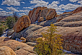 Große Felsbrocken auf einem abfallenden Granitvorsprung, entlang des PMBA-Pfades im Constellation Park in Prescott, Arizona, Vereinigte Staaten von Amerika, Nordamerika