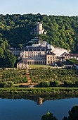 Frankreich, Val d'Oise, La Roche Guyon, bezeichnet die schönsten Dörfer Frankreichs, das Schloss und seinen Garten entlang der Seine, den Kerker des 12. Jahrhunderts (Luftaufnahme)