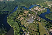 Frankreich, Vendee, Mervent, das vom Fluss La Mère umgebene Dorf (Luftaufnahme)