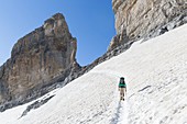 Frankreich, Hautes Pyrenees, Gavarnie, UNESCO Weltkulturerbe, Wanderer, der zur Breche de Roland klettert