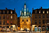 Frankreich, Gironde, Bordeaux, UNESCO Weltkulturerbe Gebiet, La Douane-Tor, Cailhau-Tor, Hafen La Lune, historische Stätte, Nachtansicht eines beleuchteten historischen Turms