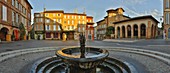 Frankreich, Tarn, Gaillac, Place du Griffoul, Platz und Brunnen Griffoul bei Sonnenaufgang