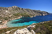 Frankreich, Bouches-du-Rhône, Marseille, Parc National des Calanques, La Calanque de Sormiou mit seinem Strand und dem kleinen Hafen