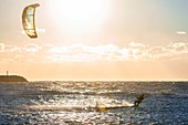 Frankreich, Bouches-du-Rhône, Marseille, Strand von Bonneveine, Kitesurfen