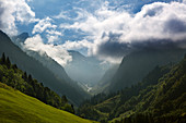 Nebel an den Berghängen, Trettachtal, Allgäuer Alpen, bei Oberstdorf, Allgäu, Bayern, Deutschland