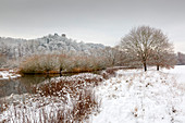 Ruhrauen im Winter, Blick zur Burg Blankenstein, bei Hattingen, Ruhrgebiet, Nordrhein-Westfalen, Deutschland