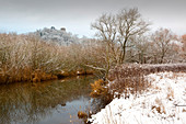 Ruhrauen im Winter, Blick zur Burg Blankenstein, bei Hattingen, Ruhrgebiet, Nordrhein-Westfalen, Deutschland