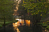 Paddelboot auf einem Kanal im Spreewald, Brandenburg, Deutschland