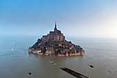 Frankreich, Manche, Bucht von Mont Saint Michel, UNESCO Weltkulturerbe, der Mont Saint Michel, die Flut vom 21. März 2015 (Luftaufnahme)