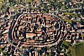 Frankreich, Haut-Rhin, Elsässer Weinstraße, Eguisheim, ausgezeichnet mit 'Les Plus Beaux Villages de France' (Die schönsten Dörfer Frankreichs), (Luftaufnahme)