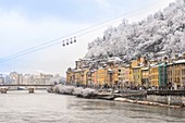 Frankreich, Isère, Grenoble, das Viertel Saint Laurent am rechten Ufer der Isère, die Seilbahn von Grenoble Bastille und ihre Blasen, die älteste städtische Seilbahn der Welt