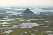 Frankreich, Manche, Bucht von Mont Saint Michel, UNESCO Weltkulturerbe, Mont Saint Michel bei Flut (Luftaufnahme)