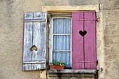 Frankreich, Haute Saone, Jussey, Straße, Haus, Fenster, alte Fensterläden mit Herzen