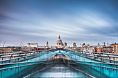 Blick über Millennium Bridge auf St. Pauls Kathedrale, Stadt London, London, England, Vereinigtes Königreich, Europa