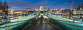 Blick über Millennium Bridge auf St. Pauls Kathedrale in der Nacht, City of London, London, England, Vereinigtes Königreich, Europa