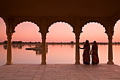 Frauen in traditioneller Kleidung, Jaisalmer, Western Rajasthan, Indien