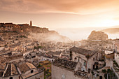 Blick über Sasso Caveoso zum Monte Errone und zur Kathedrale bei Sonnenaufgang, UNESCO-Weltkulturerbe, Matera, Basilikata, Apulien, Italien, Europa