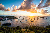 Sonnenuntergang über den Luxusyachten, im Hafen von Gustavia, St. Barth (Saint Barthelemy), Kleine Antillen, Westindische Inseln, Karibik, Mittelamerika