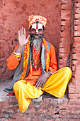 Sadhu (Heiliger Mann) trägt bunte Kleidung und charakteristische Gesichtsbemalung am Pashupatinath-Tempel, Kathmandu, Nepal, Asien