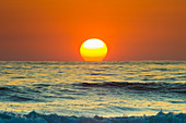Die Sonne berührt den Horizont bei Sonnenuntergang, Strand von Playa Guiones, Nosara, Nicoya-Halbinsel, Provinz Guanacaste, Costa Rica, Mittelamerika