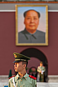 Soldat außerhalb des Tiananmen-Turms und des Porträts des Vorsitzenden Mao, Tor des himmlischen Friedens, Peking, China, Asien