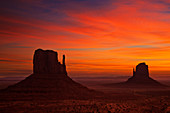 West Mitten Butte und East Mitten Butte, The Mittens (bekannt auch als Fäustlinge) bei Sonnenaufgang, Monument Valley Navajo Tribal Park, Arizona, Vereinigte Staaten von Amerika, Nordamerika
