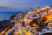 Windmühle und traditionelle Häuser nach Sonnenuntergang, Oia, Santorini (Thira), Kykladen, griechische Inseln, Griechenland, Europa