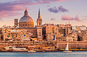 Skyline von Valletta bei Sonnenuntergang mit der Kuppel der Karmelitenkirche und der anglikanischen Kathedrale St. Pauls, Valletta, Malta, Mittelmeer, Europa