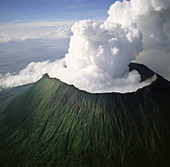 Luftaufnahme des Mount Nyiragongo, eines aktiven Vulkans im Virunga-Gebirge im Virunga-Nationalpark nahe der Grenze zu Ruanda, bekannt für seine jüngsten verheerenden Ausbrüche, Demokratische Republik Kongo, Great Rift Valley, Afrika