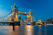 Tower Bridge über die Themse, Skyline der Stadt London einschließlich Wolkenkratzer von Cheesegrater und Gherkin, London, England, Vereinigtes Königreich, Europa