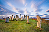 Der Lewisianische Gneis-Steinkreis bei Callanish an einem frühen Herbstmorgen, darüber Wolken, Isle of Lewis, Äußere Hebriden, Schottland, Vereinigtes Königreich, Europa