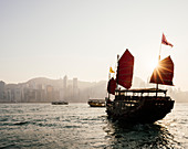 Traditionelles chinesisches Junk-Segeln in Hong Kong Harbour, Hong Kong, China, Asien