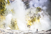 Tourist erkundet den White Island Volcano, einen aktiven Vulkan in der Bay of Plenty, Nordinsel, Neuseeland, Pazifik