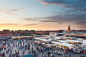 Ansicht der Djemaa el Fna bei Sonnenuntergang, Marrakesch, Marokko, Nordafrika, Afrika