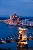 Blick über die Donau, die Kettenbrücke und das ungarische Parlamentsgebäude bei Nacht, UNESCO-Weltkulturerbe, Budapest, Ungarn, Europa