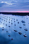 Segelboote auf dem Fluss Odet, Benodet, Finistère, Bretagne, Frankreich, Europa