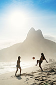 Frauen spielen Altinha (Fußball) am Strand von Ipanema, Rio de Janeiro, Brasilien, Südamerika