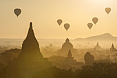 Heißluftballons über den Tempeln von Bagan (Pagan), Myanmar (Burma), Asien