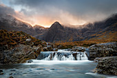 Die schwarzen Cuillin-Berge in Glen Brittle von den Fairy Pools, Isle of Skye, Innere Hebriden, Schottland, Vereinigtes Königreich, Europa