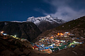 Spektakulärer Namche-Basar, der nachts beleuchtet wird, in der Everest-Region, Himalaya, Nepal, Asien