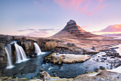 Kirkjufellfoss bei Sonnenaufgang, Island, Polarregionen